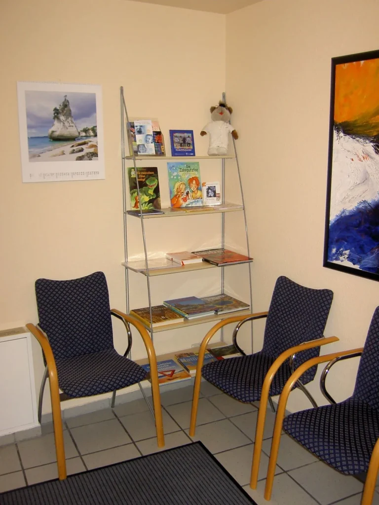 Wartezimmer der Praxis mit Sitzgruppe und Zeitschriftenregal
