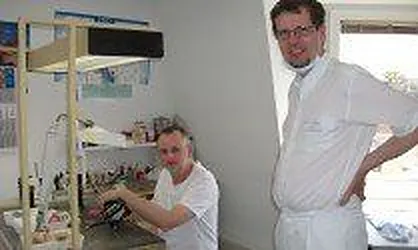 Zahntechniker und Dr. Lobeck im praxiseigenen Dentallabor