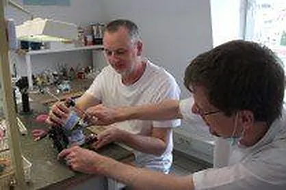 Dr. Lobeck und Zahntechniker besprechen eine Arbeit im Praxislabor