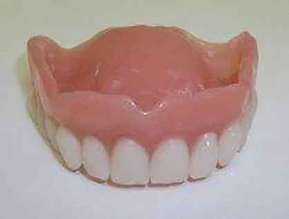 Vollprothese von vorne mit Zahnreihe und Zahnfleischanteil